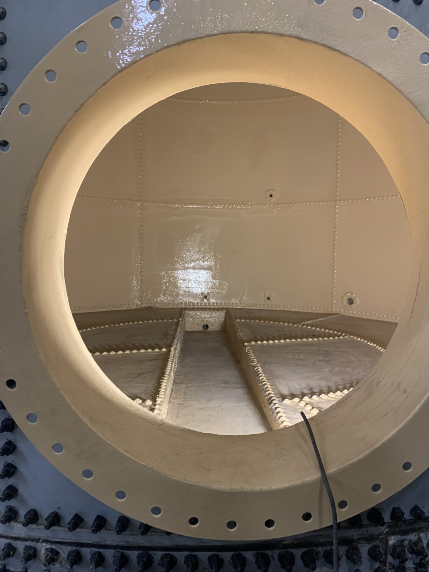 _Polyurea-coating-application-industrial-water-pipe Wastewater tank treatment